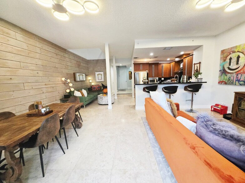 Building Photo - 302 NE 8th Ave