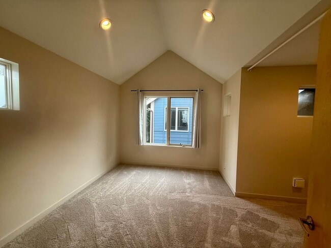 Building Photo - Columbia City Townhome