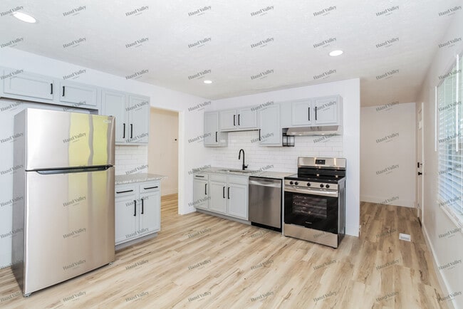 Building Photo - 2400 Mack Rd