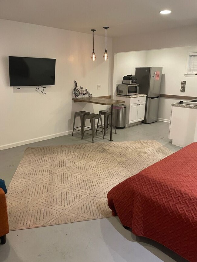 Building Photo - Furnished Studio Apartment