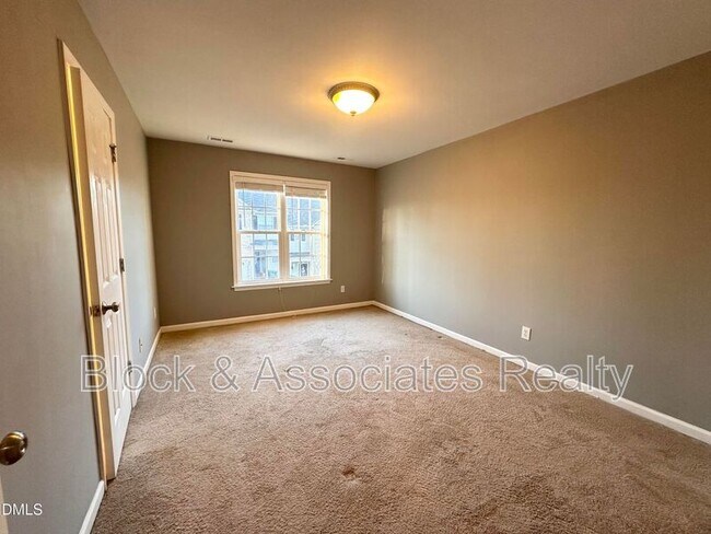 Building Photo - 27 Great View Ct