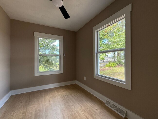Building Photo - 4 Bedroom/2 Bath Home for Rent