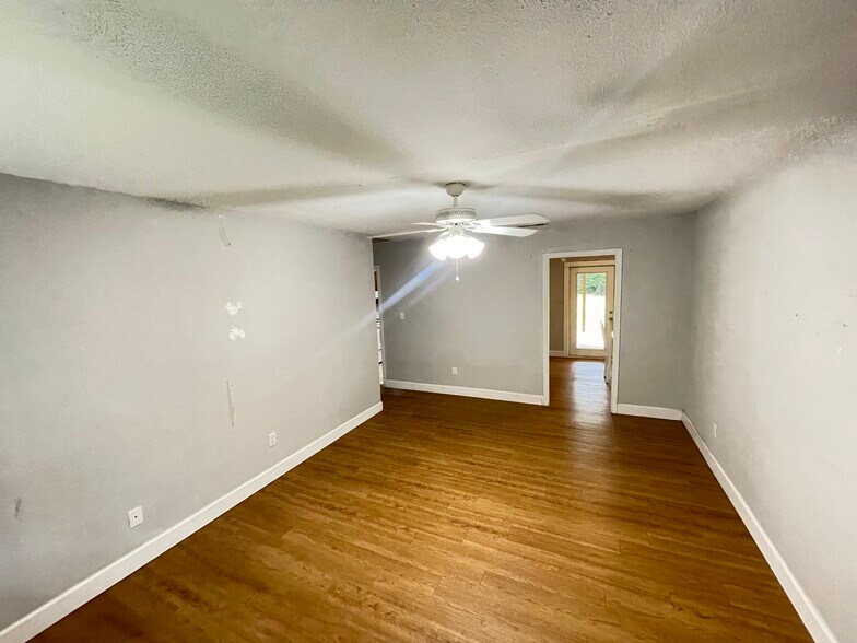 Living room - 306 Lancaster Dr