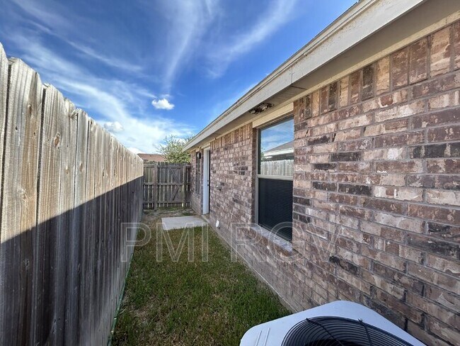 Building Photo - 3007 Linda Vista St