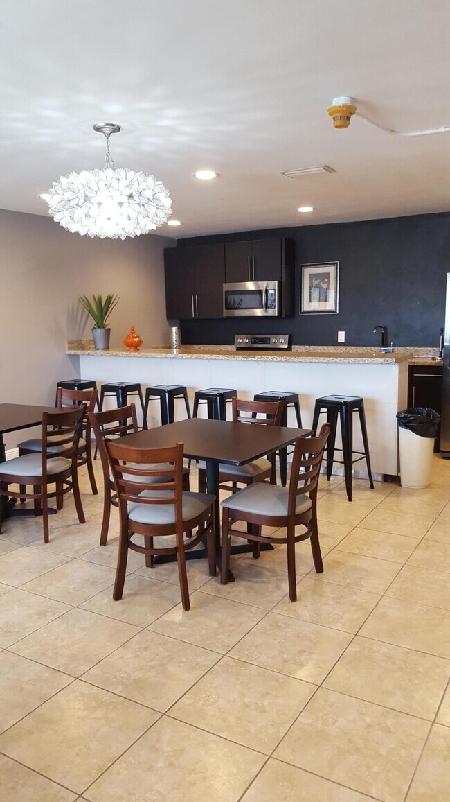 Building Photo - 421 NE 1st St