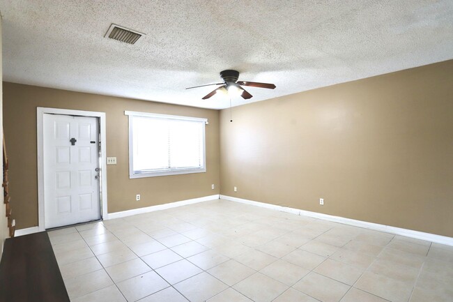 Building Photo - 2303 Seaside Dr