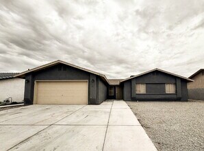 Building Photo - "Charming 3-Bedroom, 2 Bathroom Pool Home in Ocotillo!"