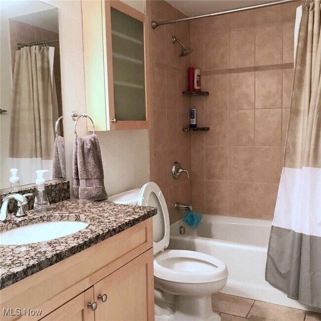 Building Photo - 701 W Lakeside Ave