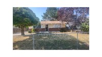 Building Photo - Roomy 4 Bedroom Rambler with additional bo...