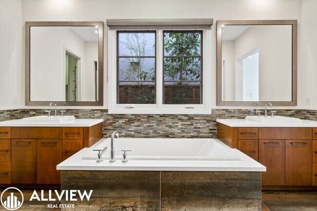 Building Photo - Luxurious and Rare 5 Bed 5.5 Bath Located ...