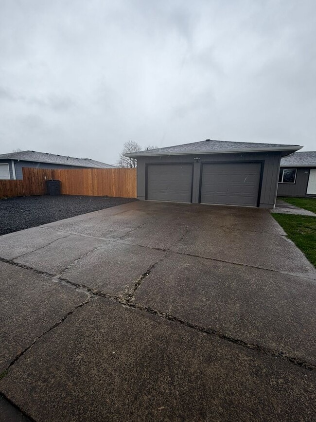 Building Photo - Large Updated 2 Bedroom with New Appliances!