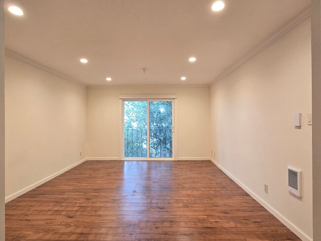 Building Photo - Remodeled Top Floor Condo, Gated Complex, ...