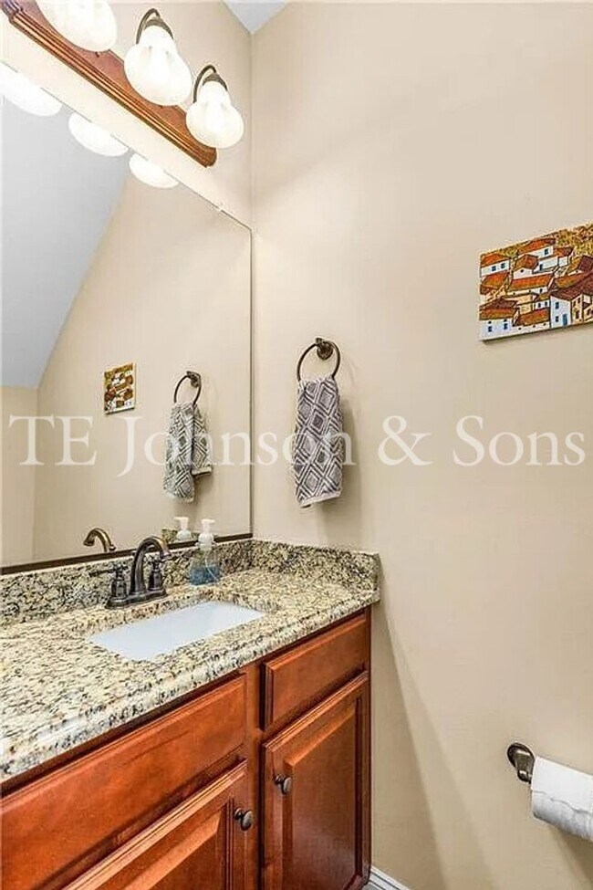 Building Photo - Beautiful 2 Bedroom Townhome with Bonus Room, Garage, and High End Finishes
