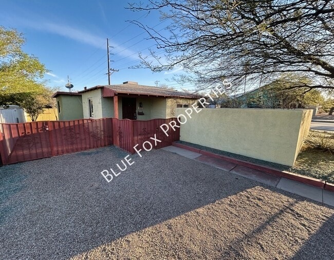 Building Photo - 3021 E Linden St