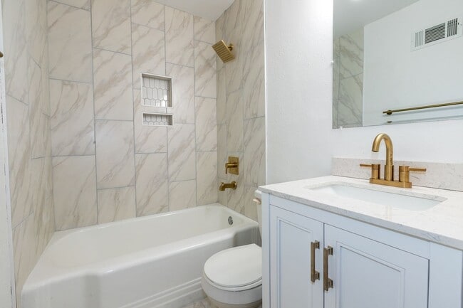 Building Photo - Beautiful 3 bedroom 1 bath, Available in April!