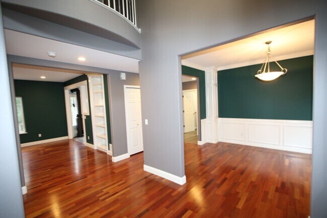 Building Photo - 9010 Sahalee Dr