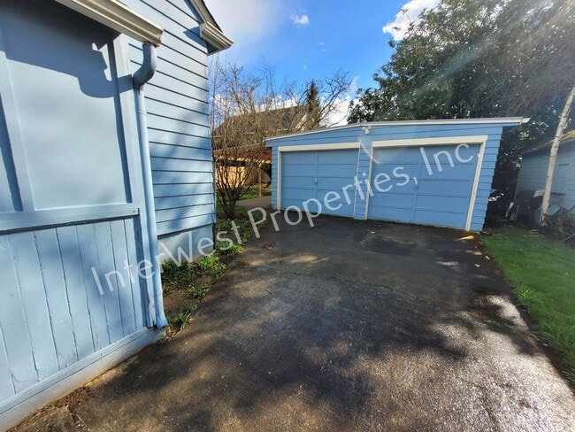 Building Photo - ADORABLE 2 BEDROOM HOUSE IN NORTH PORTLAND WITH LARGE BACK YARD & 2 CAR GARAGE!