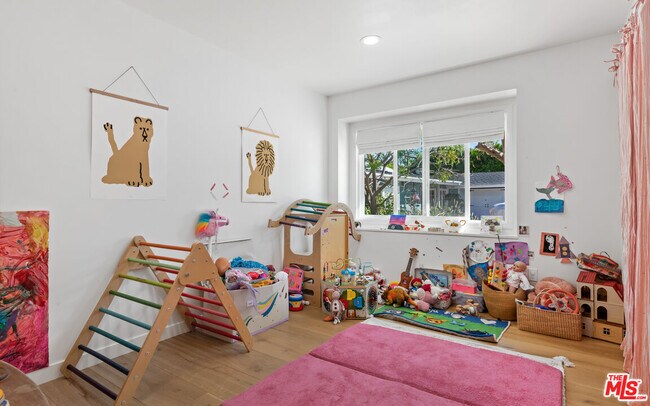 Building Photo - 6202 Frondosa Dr