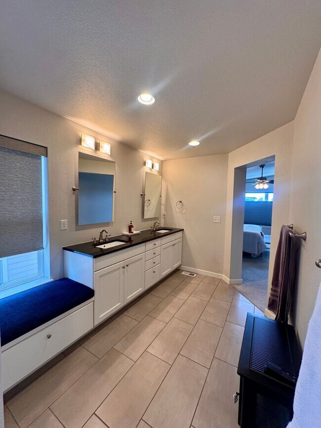 Building Photo - LUXURY 4 Bedroom home in NORTHGATE with Mountain Views