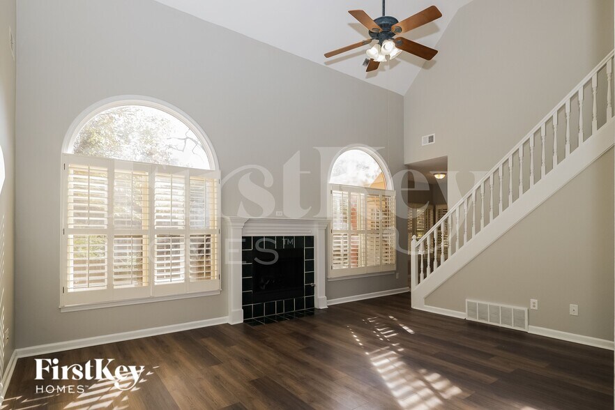 Building Photo - 8995 Country Leaf Cove