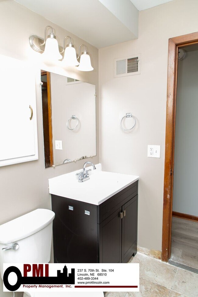 Building Photo - 2 Bedroom and 1.5 Bathroom Apartment Avail...