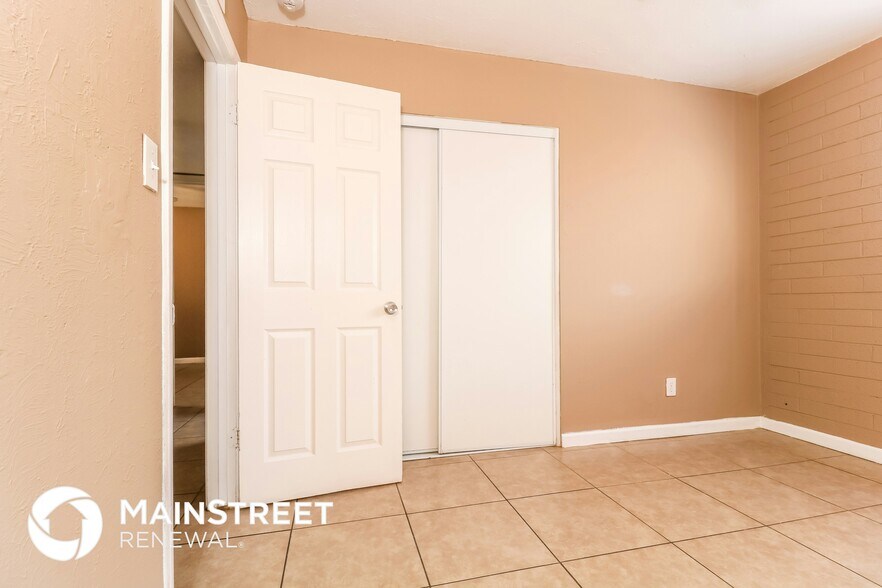 Building Photo - 6136 W Clarendon Ave