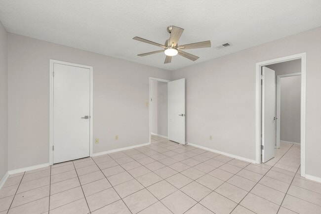 Building Photo - Freshly Updated Gulf Breeze Gem with New Appliances!