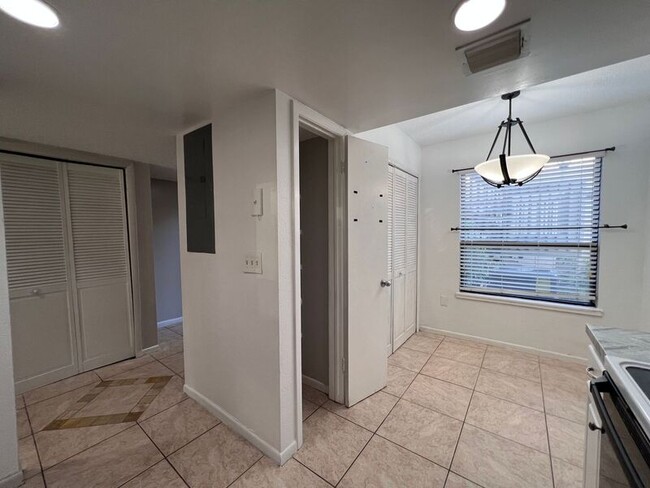 Building Photo - 5409 Pine Creek Dr