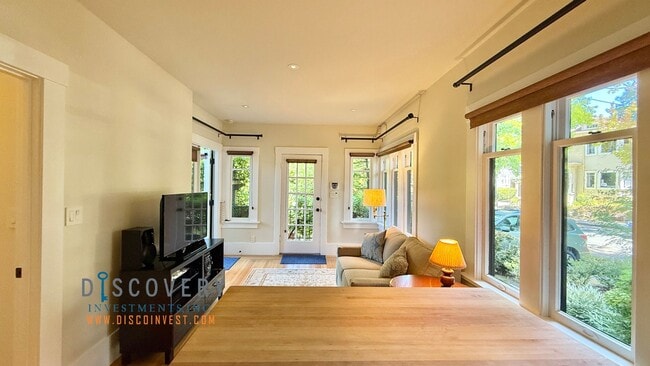 Building Photo - Modern and Stylish Elmwood Apartment