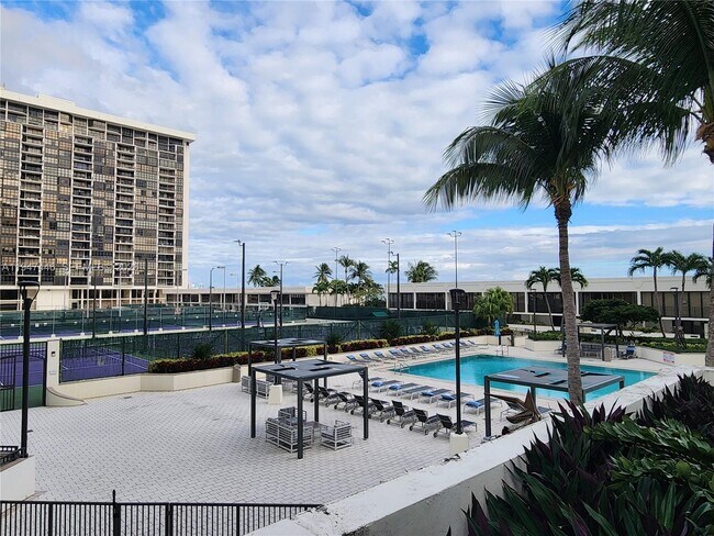 Building Photo - 1925 Brickell Ave