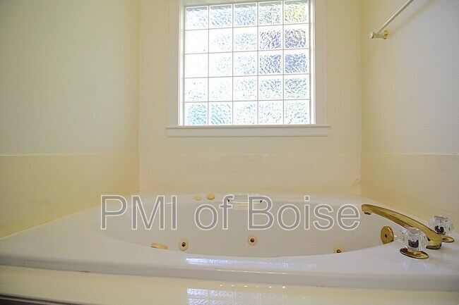 Building Photo - 85 S Linder Rd