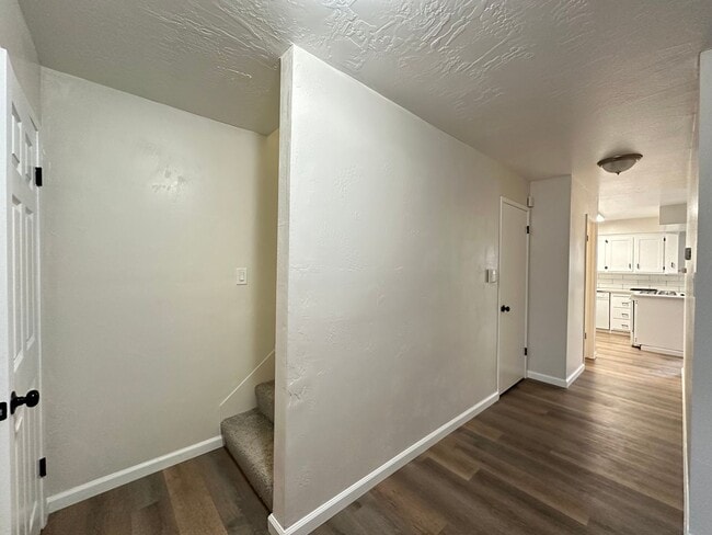 Building Photo - Upgraded Corner Townhouse - 2 bed/1.5 bath