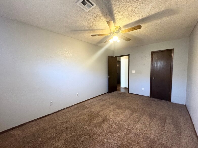 Building Photo - 9821 Larkspur Ln