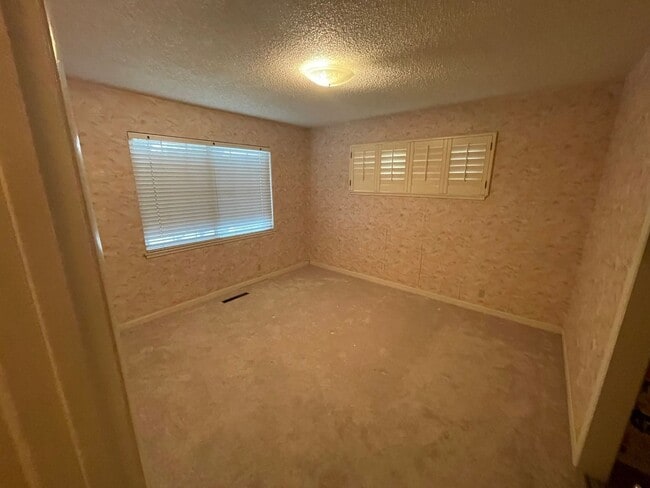 Building Photo - $3195 / 3 BR 2 BTH- Best deal for a 3-bedr...