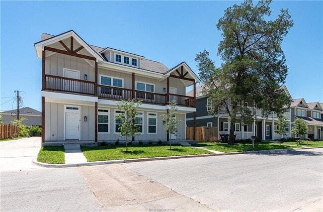 Building Photo - STUNNING 4bed/4bath House Close to Campus!!