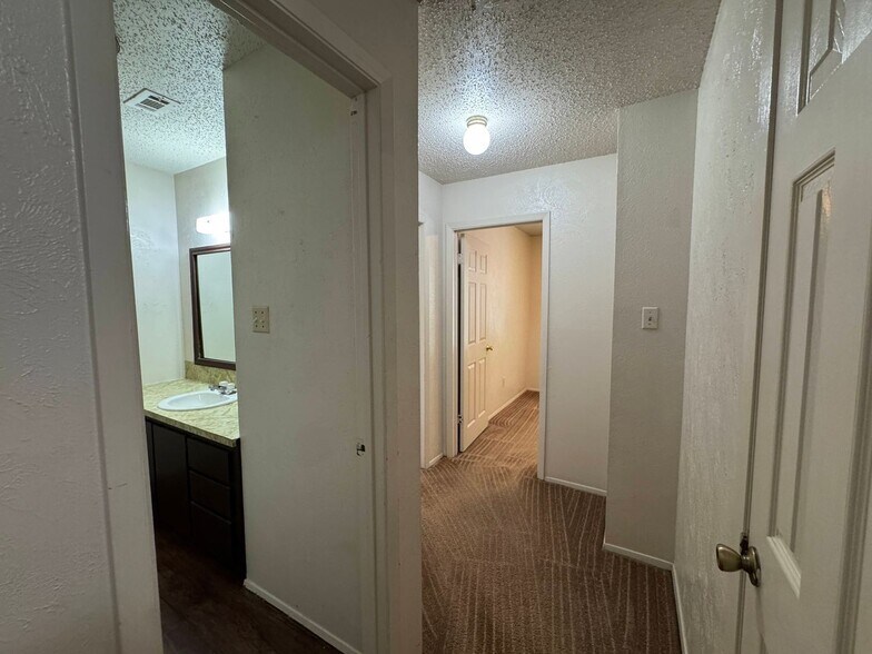 Building Photo - 4501 Westcliff Rd