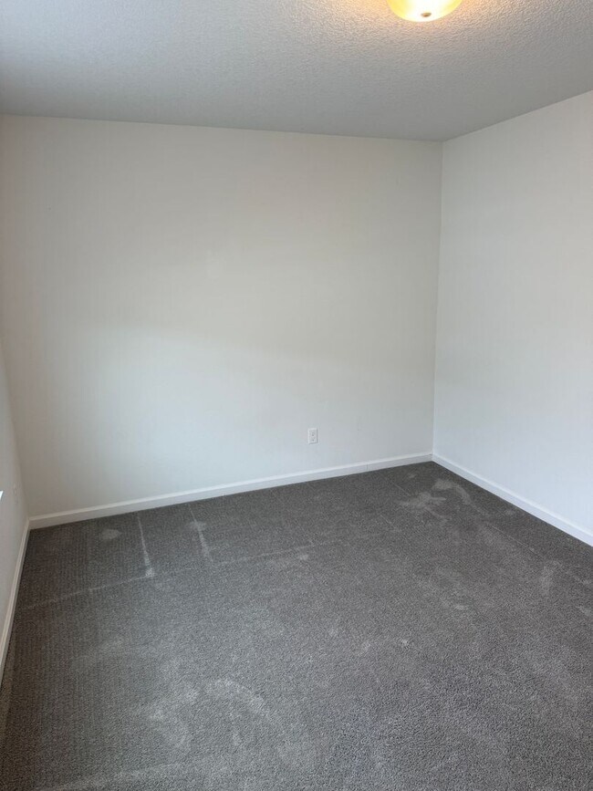 Building Photo - Hillsboro Townhouse/Condo