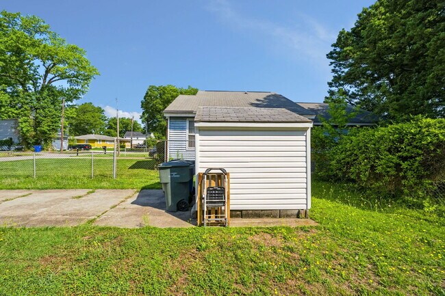 Building Photo - 2 bed 1 bath with fenced in yard in Norfolk