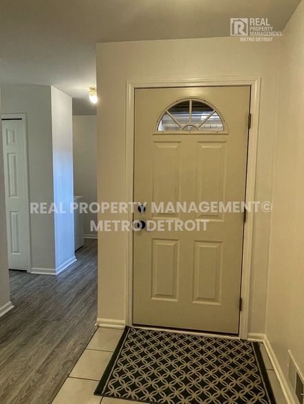 Building Photo - 5560 Seabreeze Ln