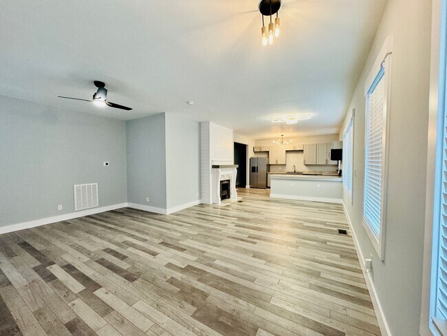 Building Photo - RATE DROP ALERT! (was $2600/month)