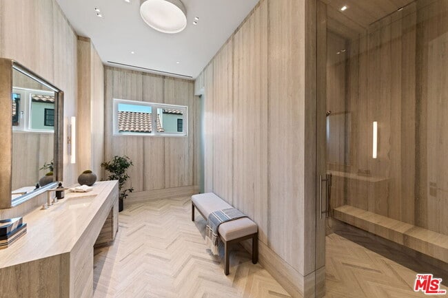 Building Photo - 455 N Palm Dr