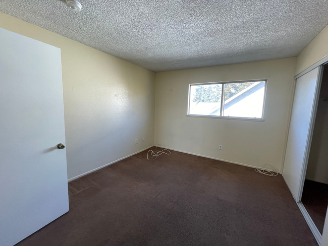 Building Photo - Single family 3 Bedroom Home with 2 bath 2...