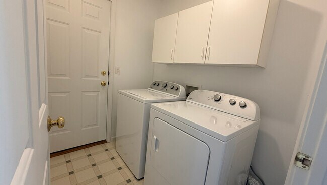 Building Photo - 611 Buttercup Dr
