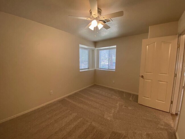 Building Photo - SPACIOUS HOME FOR RENT!