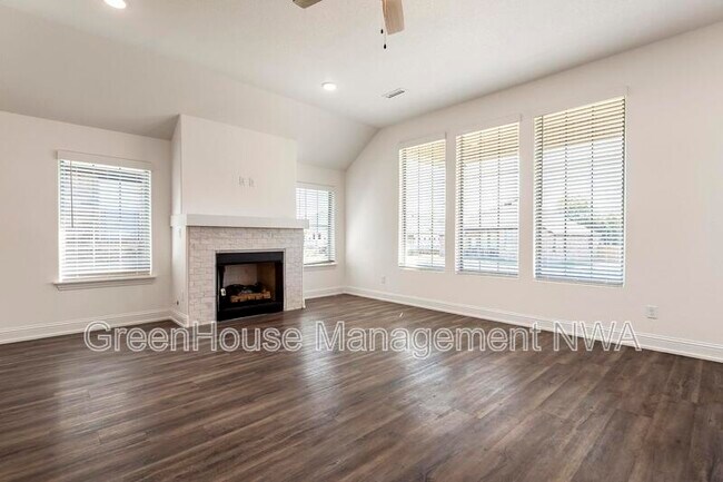 Building Photo - 710 W Jillian St