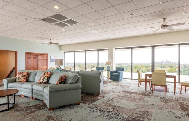 Penthouse - Common Area - 1 Bratenahl Pl