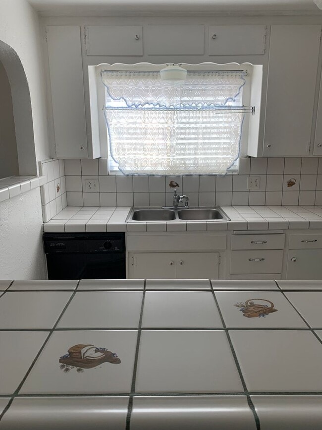 Building Photo - 3 Bedroom 2 Bath Home