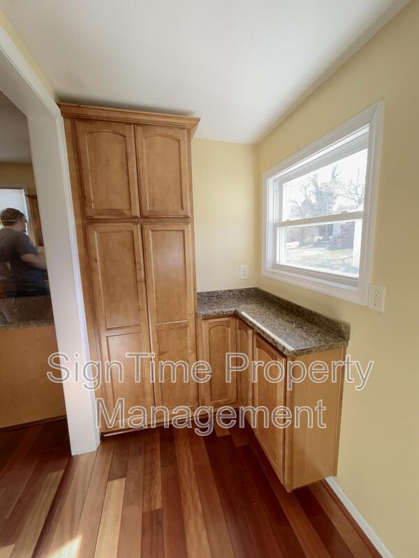 Building Photo - 825 Armstrong Ave