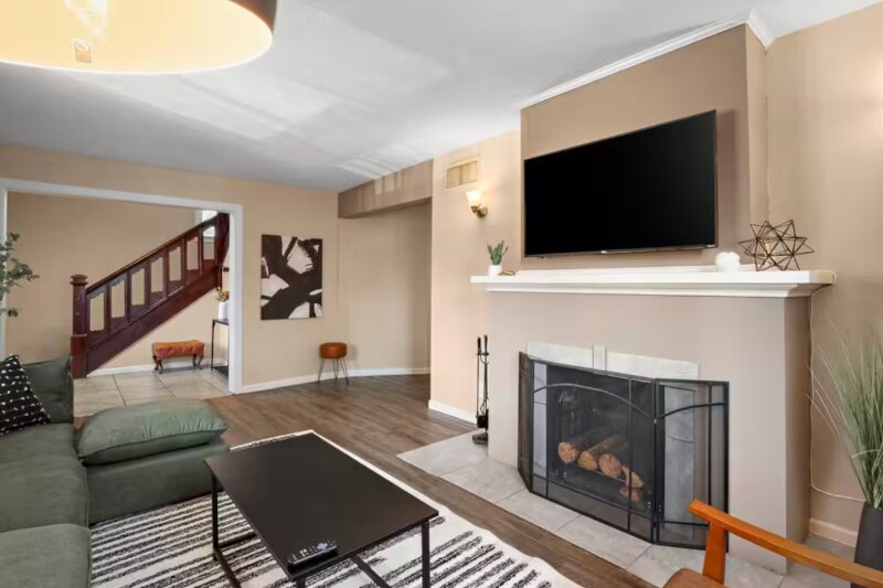 Building Photo - 719 E 9th Ave