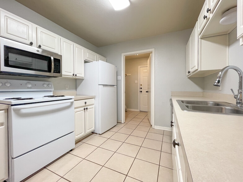 Building Photo - 10145 Valencia Dr